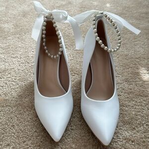 NWOT Pearl Bow Closed Toe Heels White